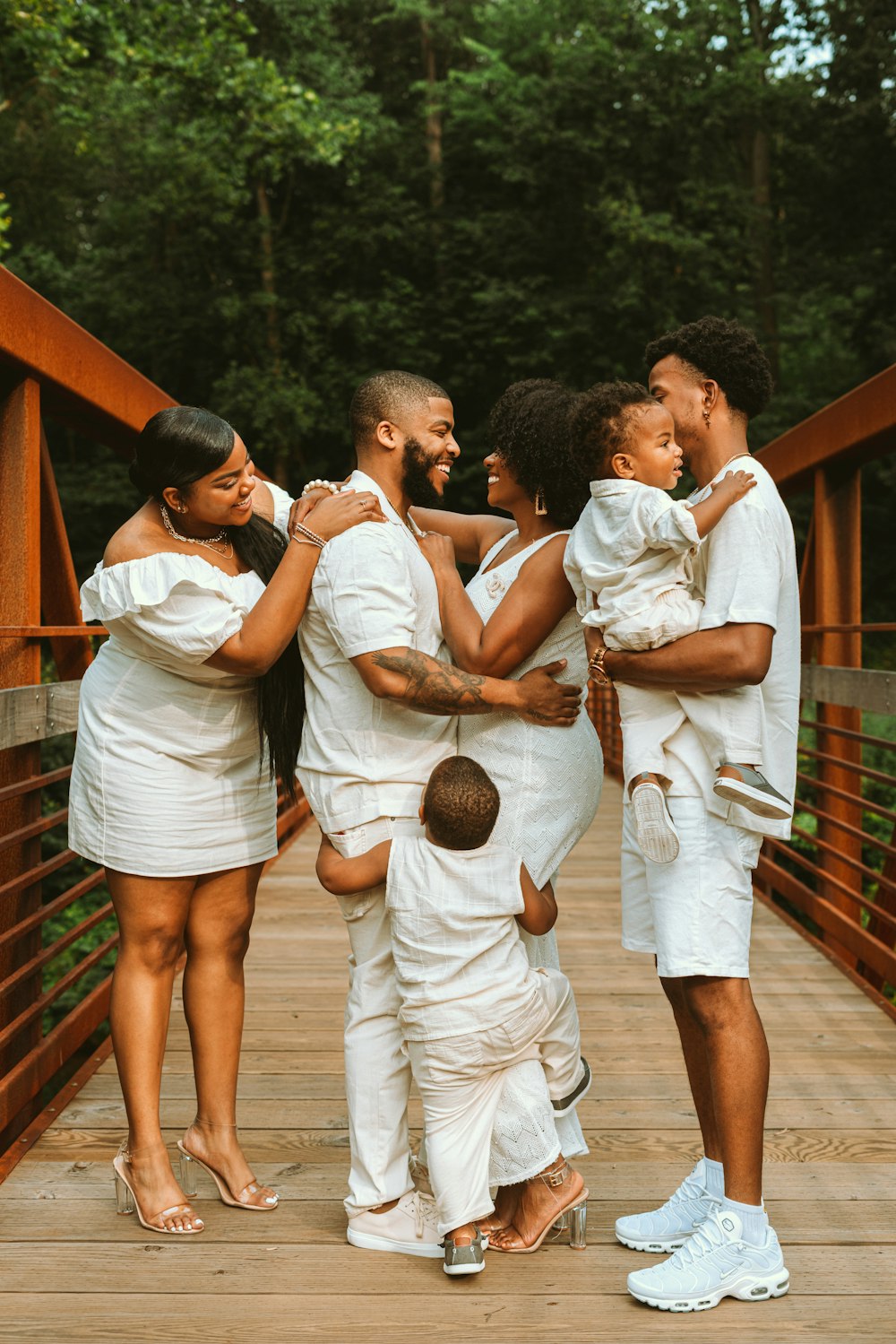 homem na camisa do vestido branco que transporta o bebê no vestido branco