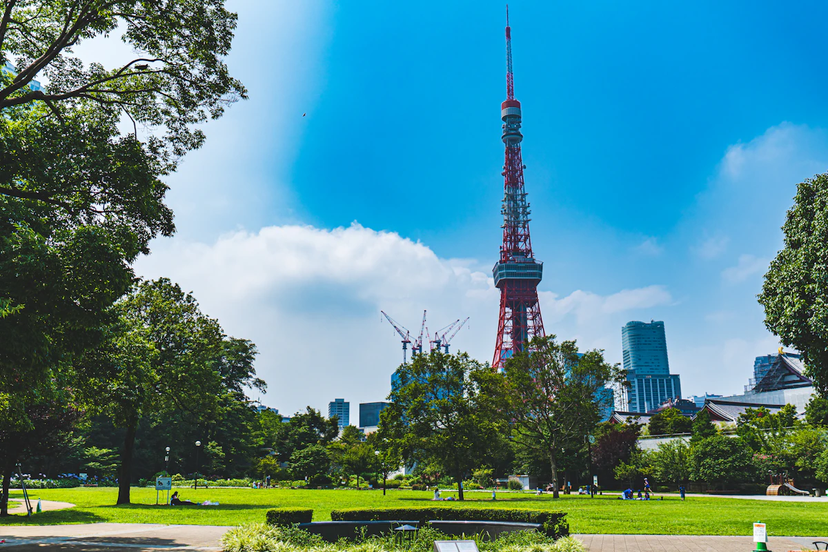 Ein üppiger grüner Park im Großraum Tokio an einem klaren Tag