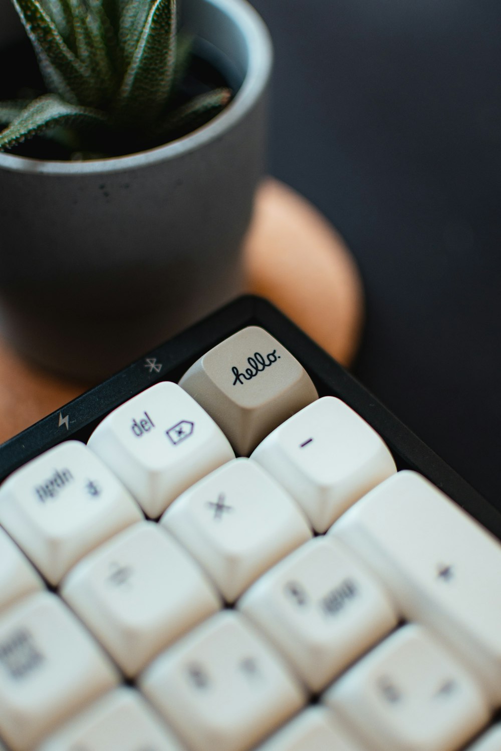 teclado de computador branco e preto