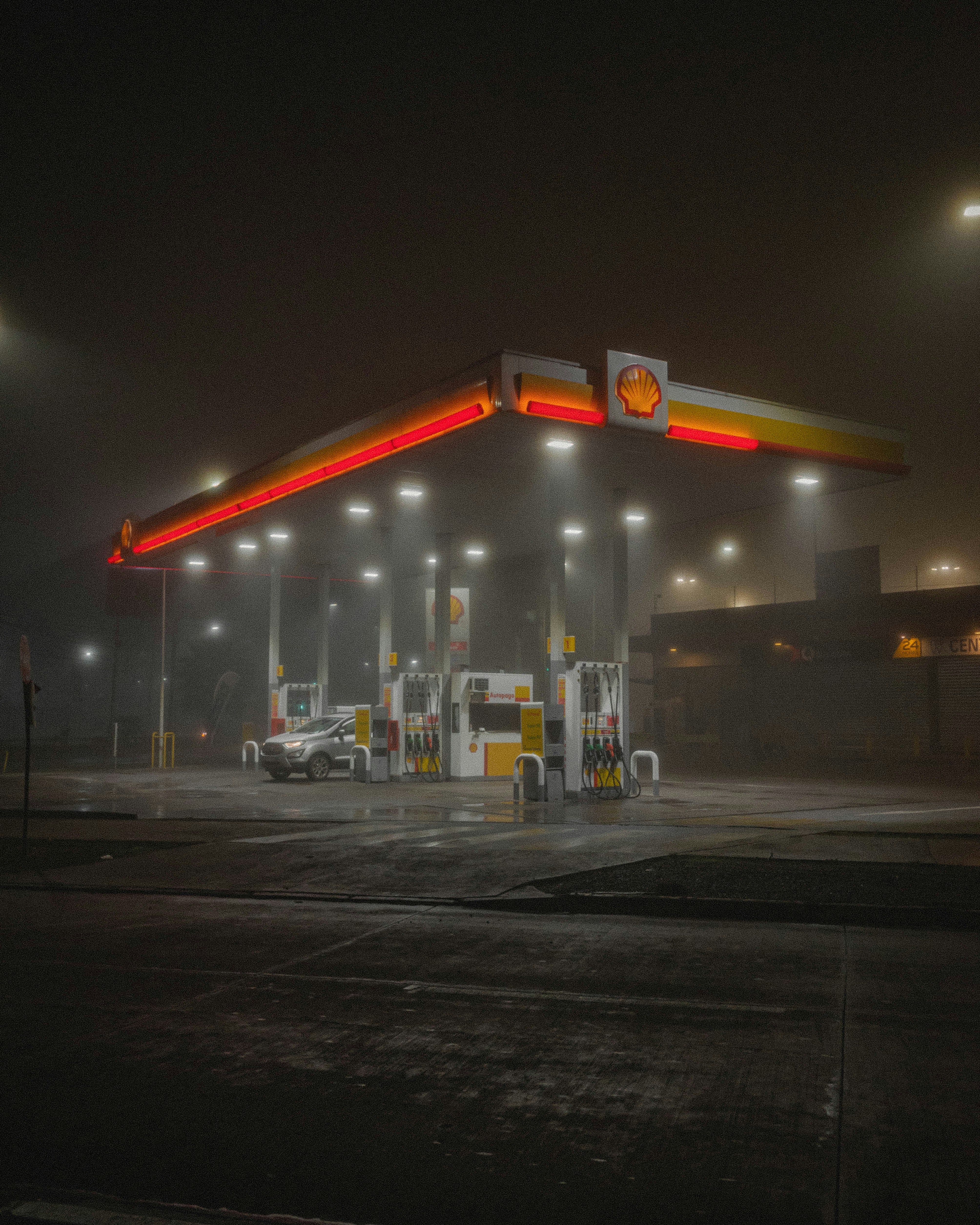 Bâtiment orange et blanc pendant la nuit