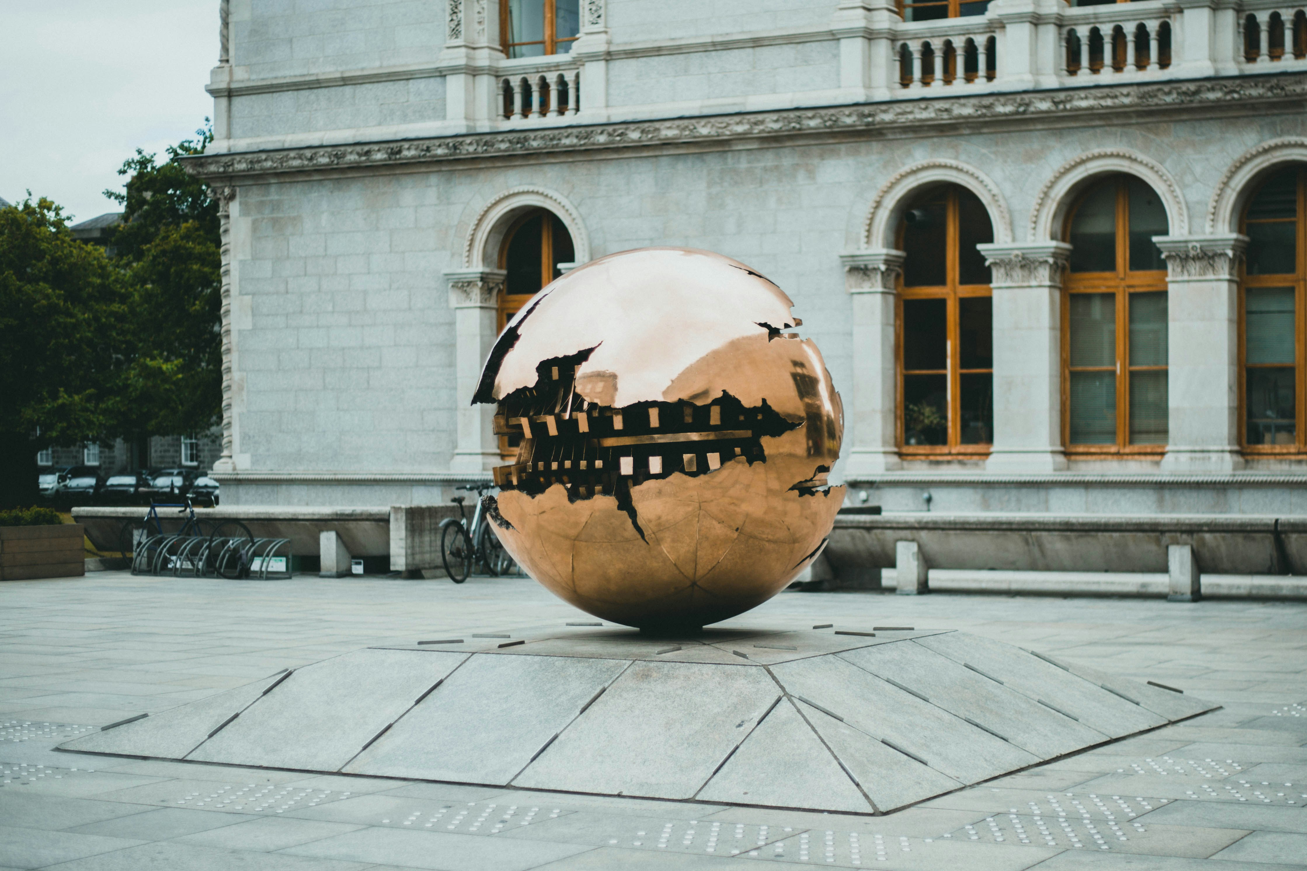 Boule ronde blanche et brune sur sol en béton gris