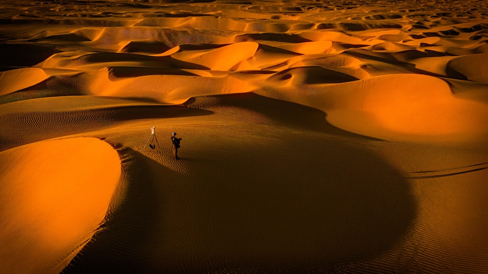 낮에 사막을 걷는 사람