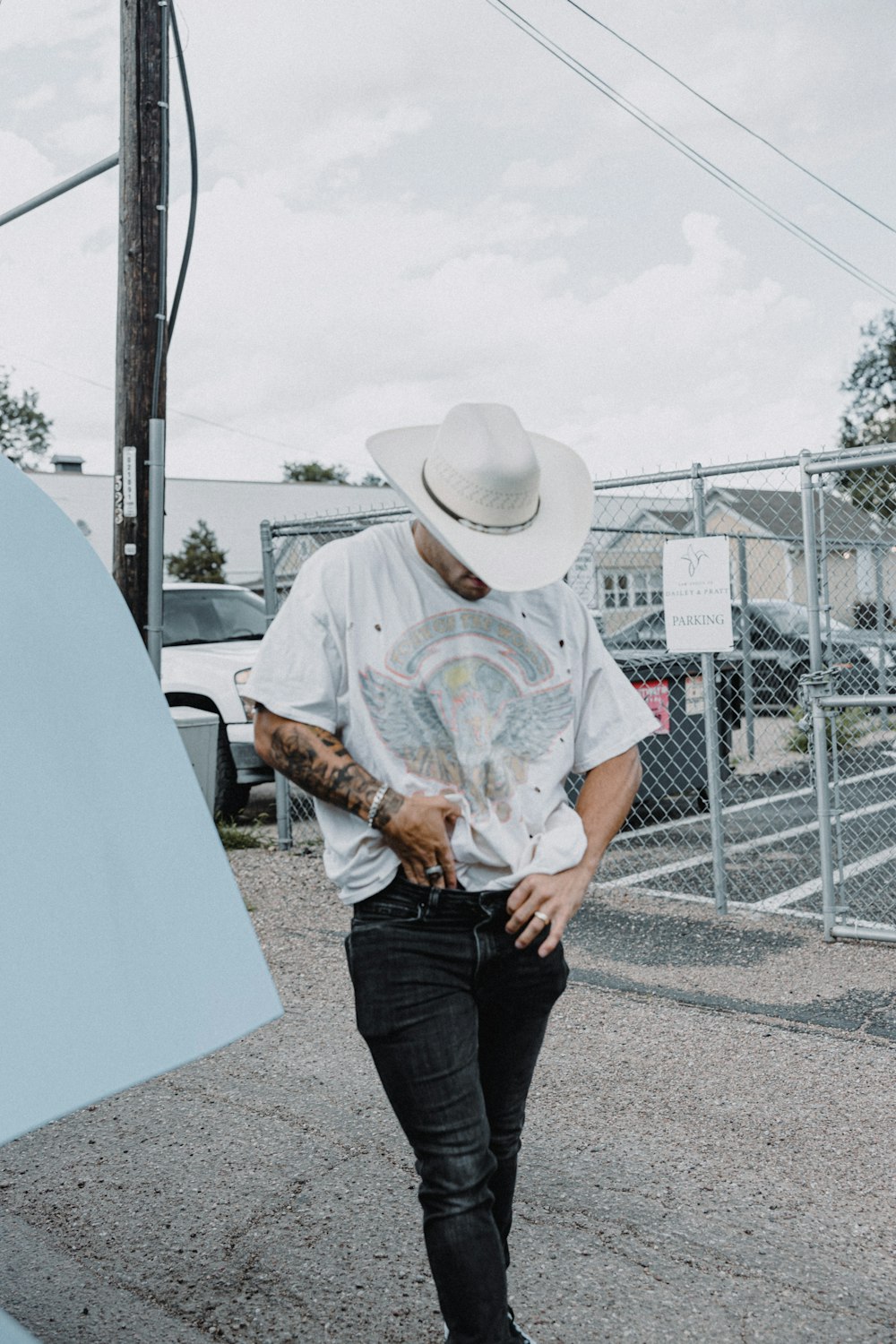 Foto Hombre con sombrero de vaquero blanco y camiseta con botones florales  blancos y verdes parado al lado – Imagen Grigio gratis en Unsplash