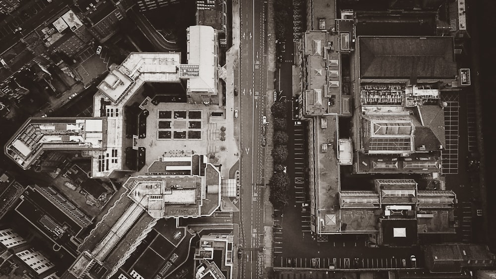 日中の都市の建物の航空写真