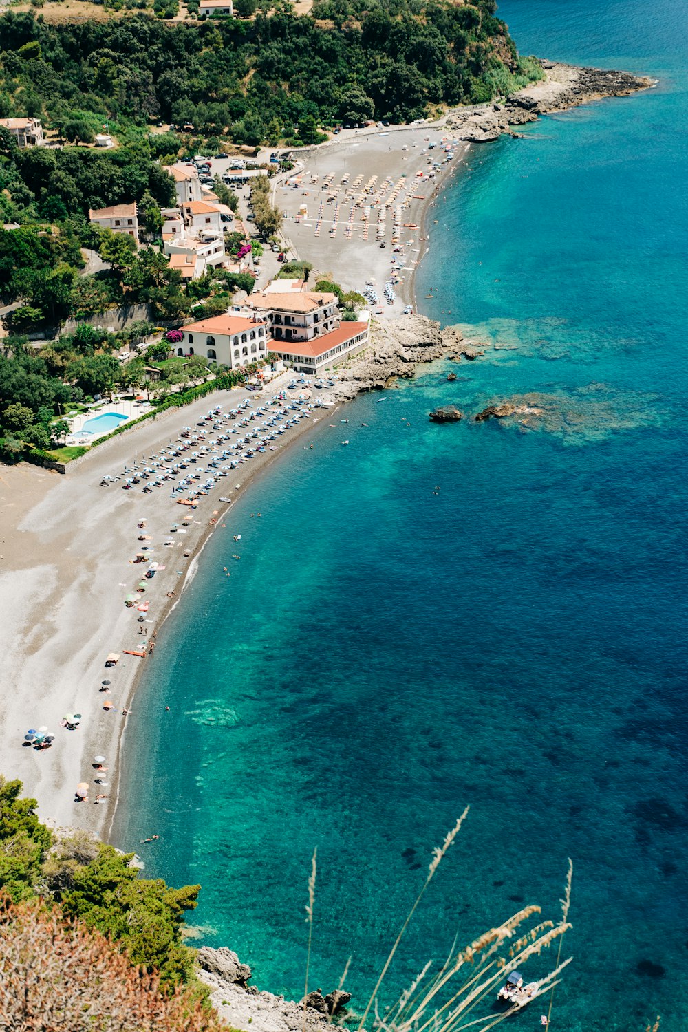 Veduta aerea di persone sulla spiaggia durante il giorno