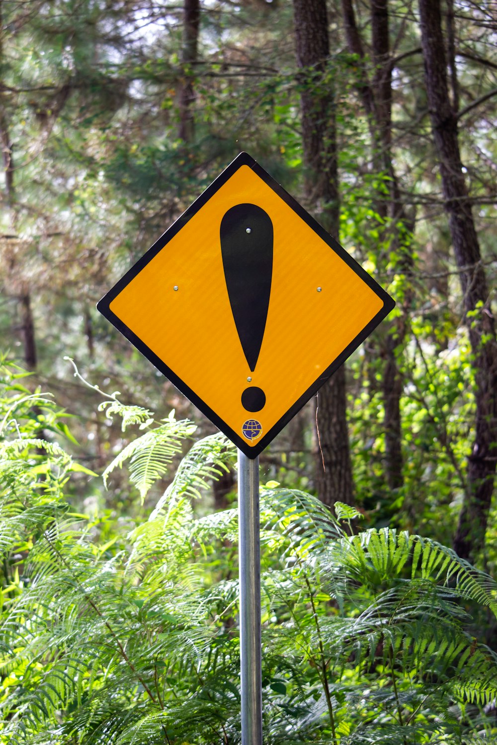 黄色と黒の道路標識