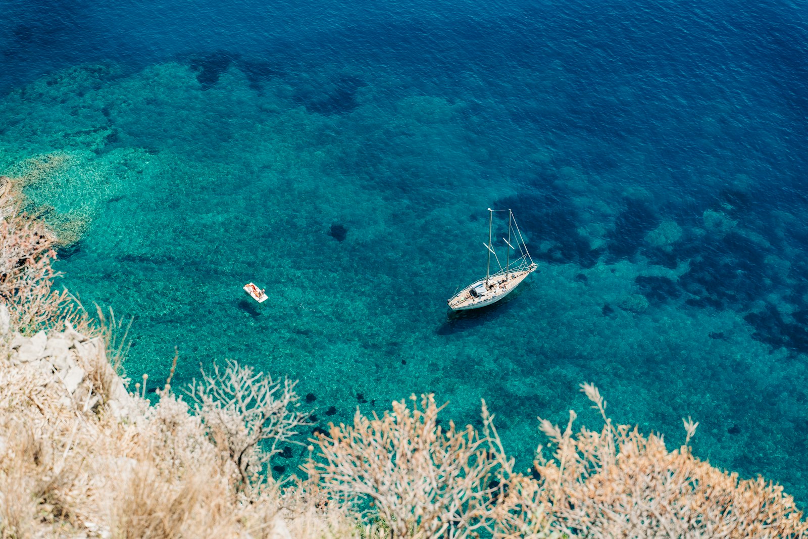 Semi-rigide Birdy Boat au mouillage dans les eaux turquoise près de Porquerolles au large de Hyères