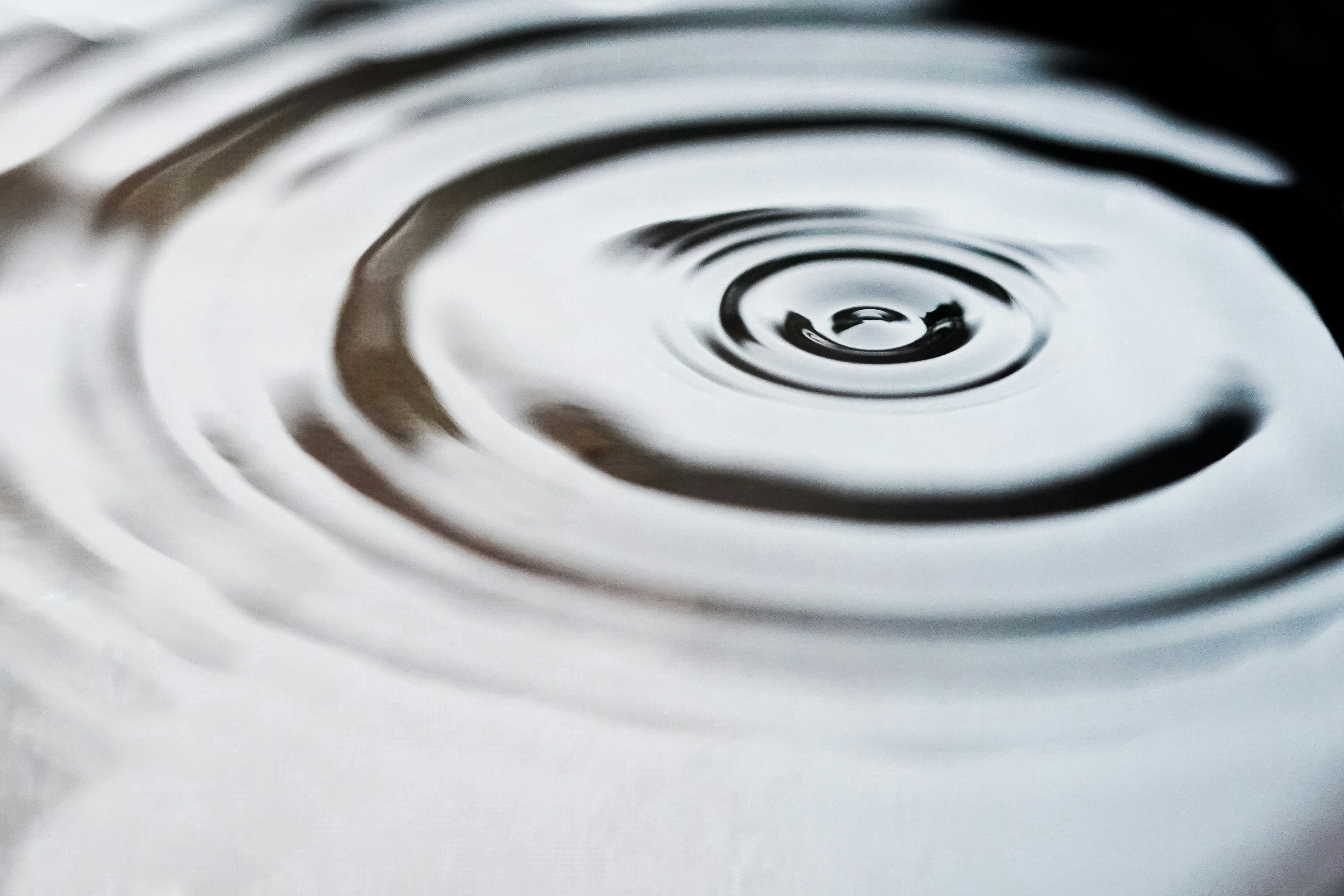 Content ripples spreading from social shares, traffic, and brand mentions.