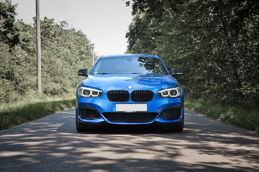 日中の道路上の青いBMW車