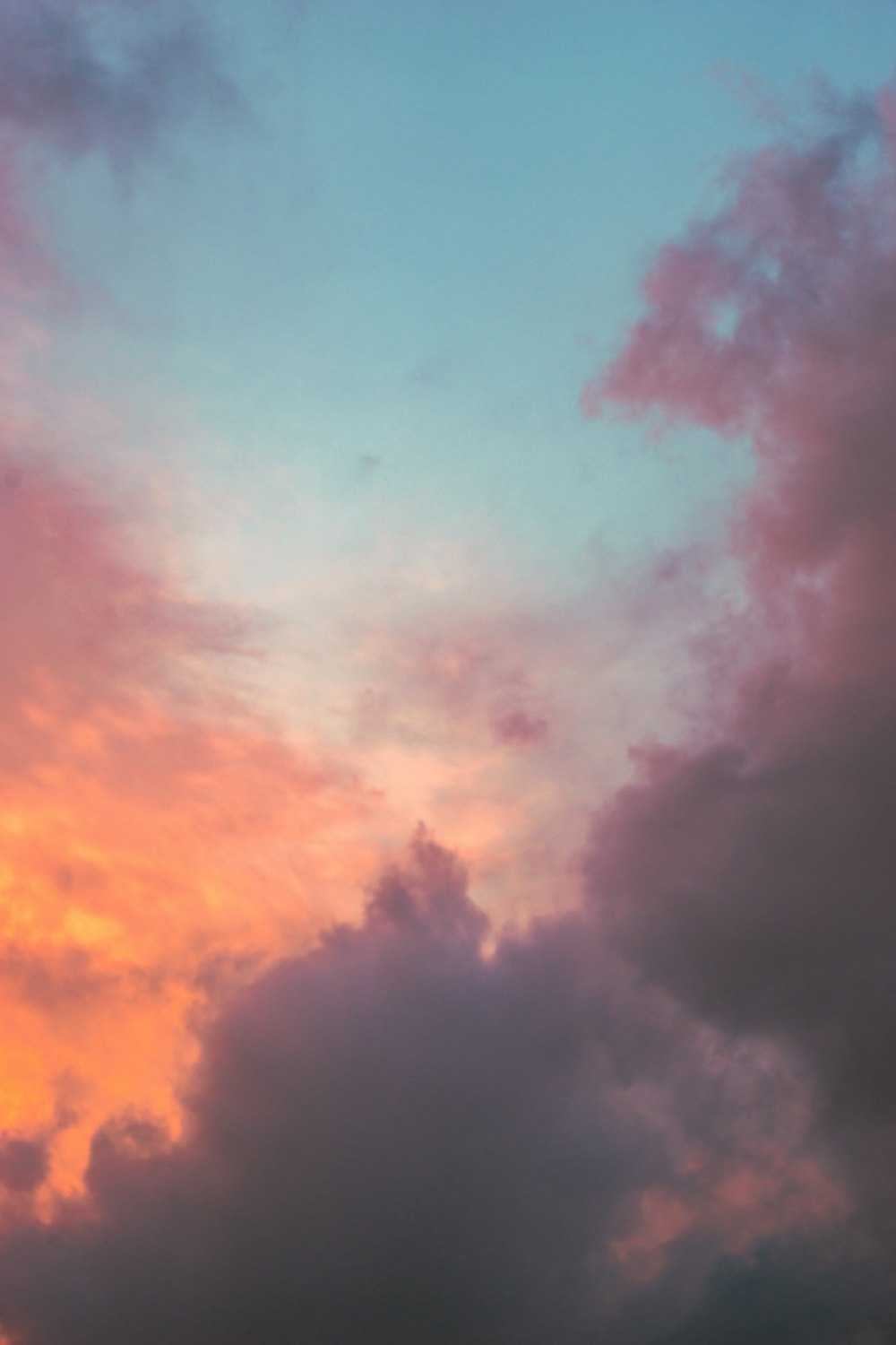 Weiße Wolken und blauer Himmel