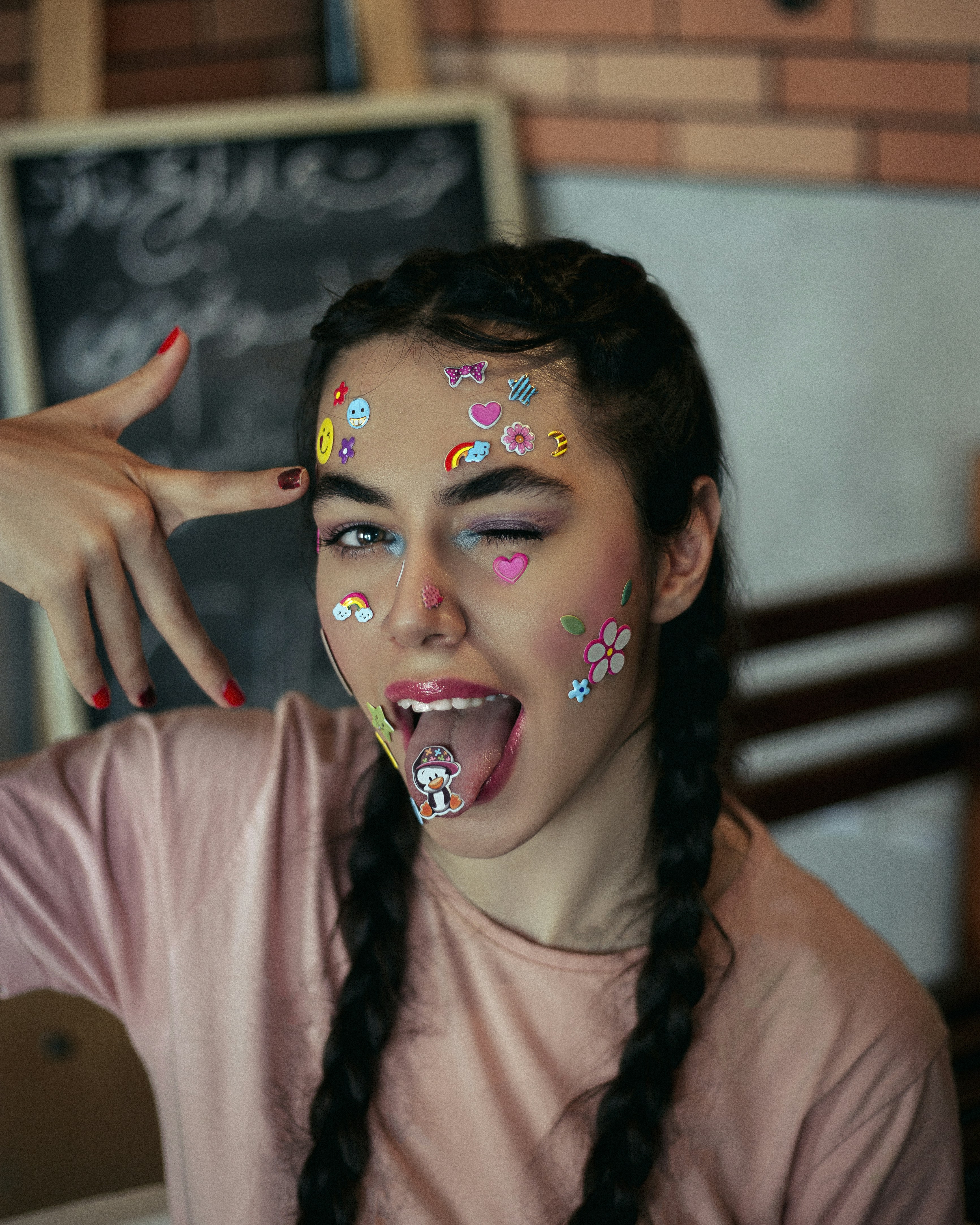wanita dengan kemeja leher kru putih dengan lipstik merah