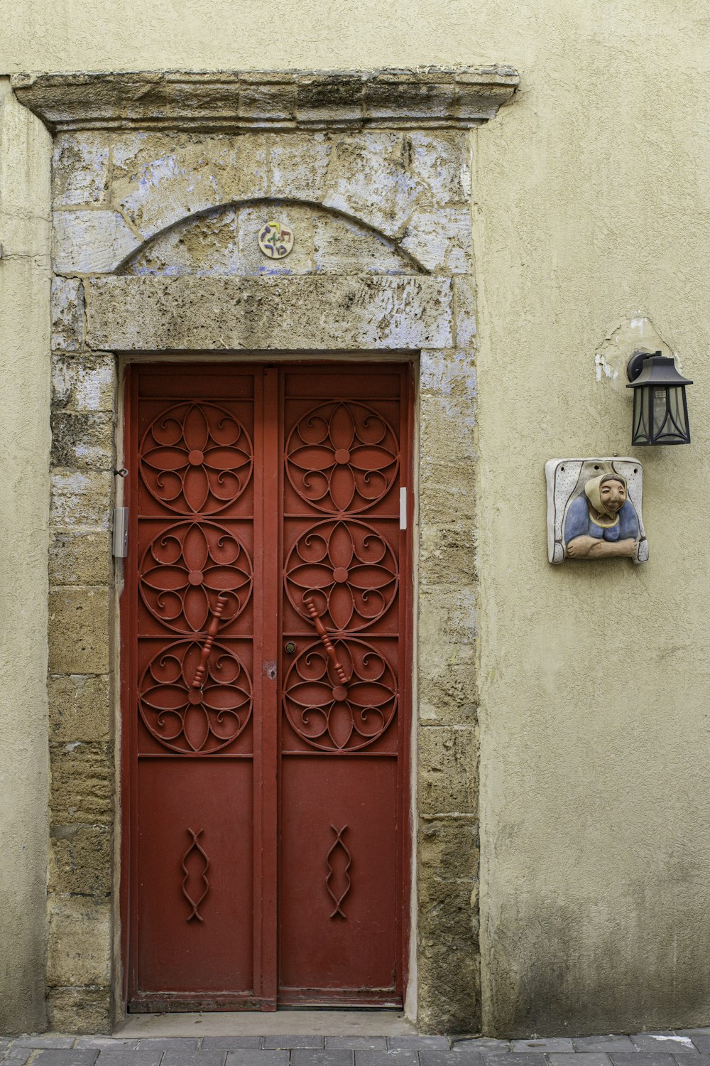porta de madeira vermelha na parede de concreto cinza