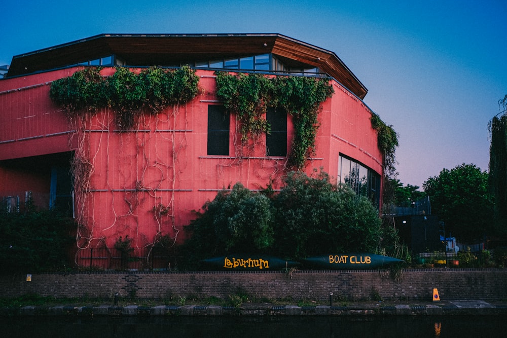 Edificio pintado de rojo y amarillo