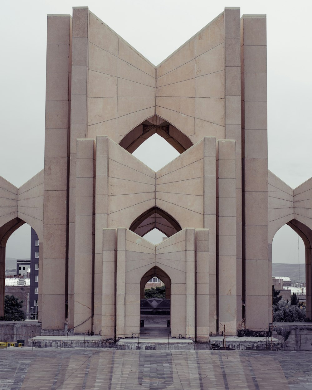 edificio in cemento marrone durante il giorno