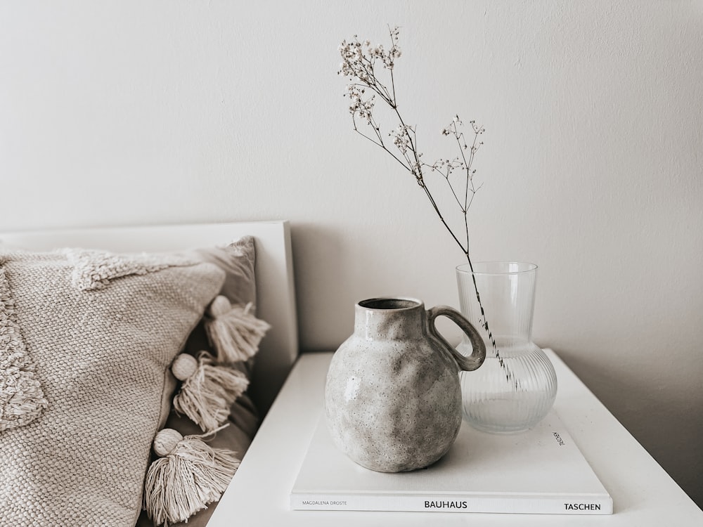 白い本に白い陶器の花瓶