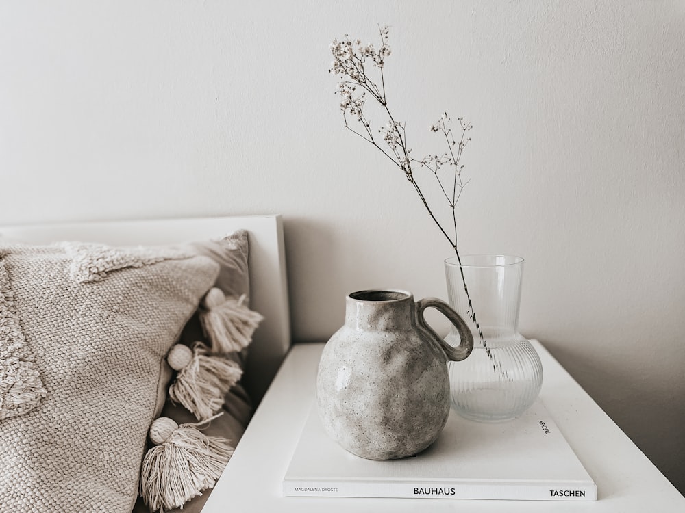 Vase en céramique blanche sur livre blanc