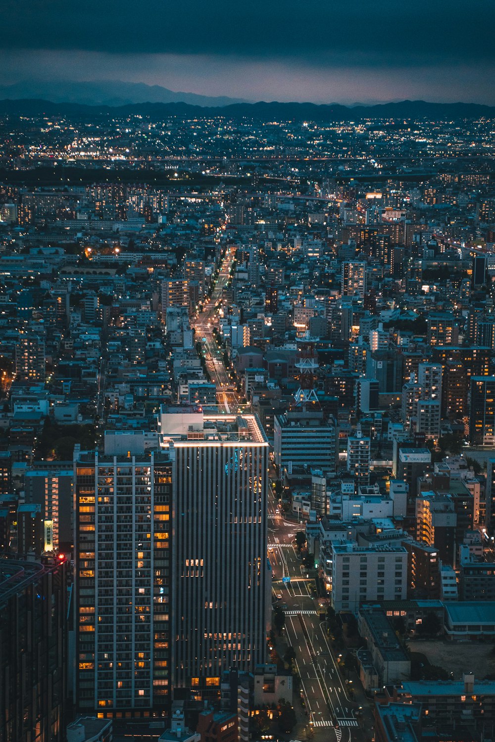 Vista aérea de los edificios de la ciudad durante la noche