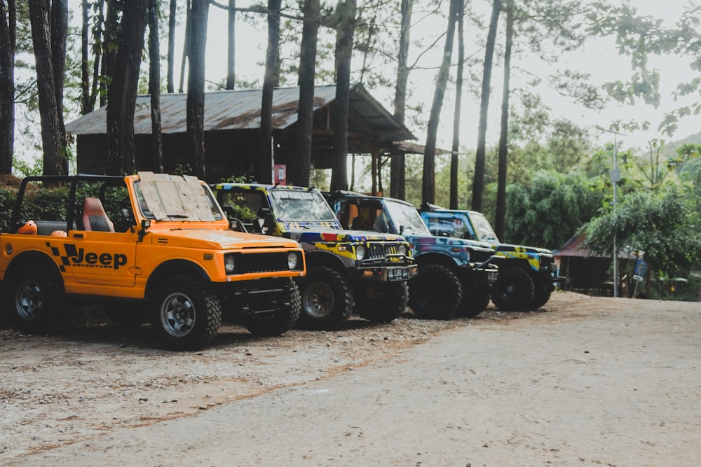 yellow and black jeep wrangler parked near trees during daytime photo –  Free Car Image on Unsplash