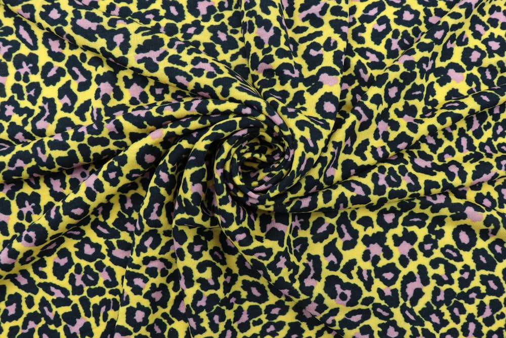 textil de leopardo blanco y negro