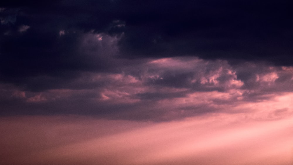 nuages orange et noirs au coucher du soleil