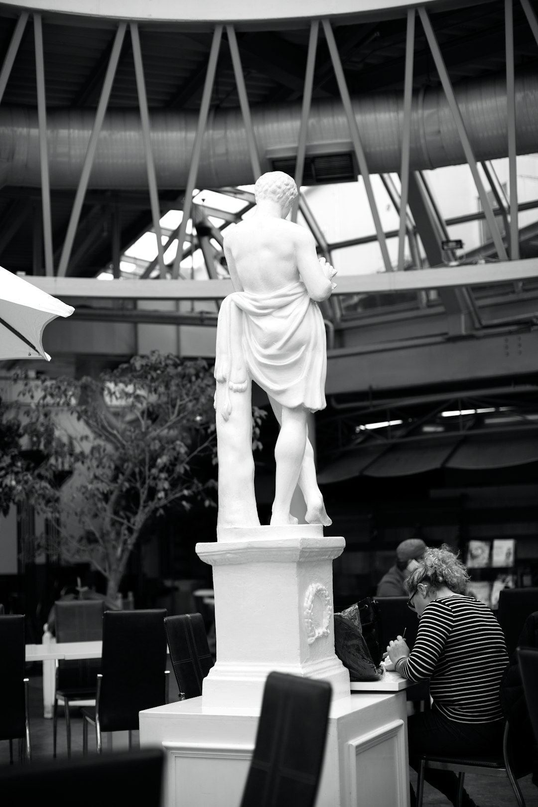 grayscale photo of statue of man