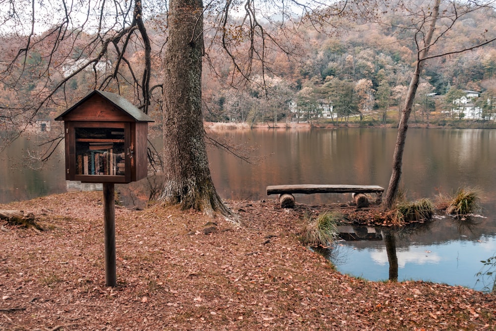 casa di legno marrone vicino al lago durante il giorno