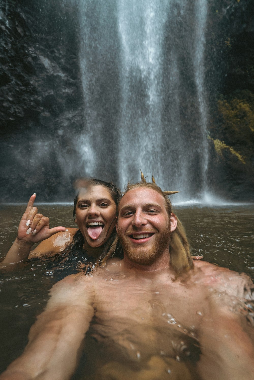 2 femmes dans les chutes d’eau