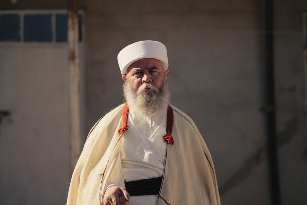Mann in weißer Thobe trägt weiße Taqiyah