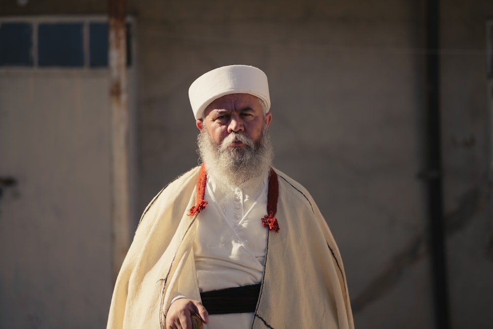 uomo in thobe bianco che indossa taqiyah bianco