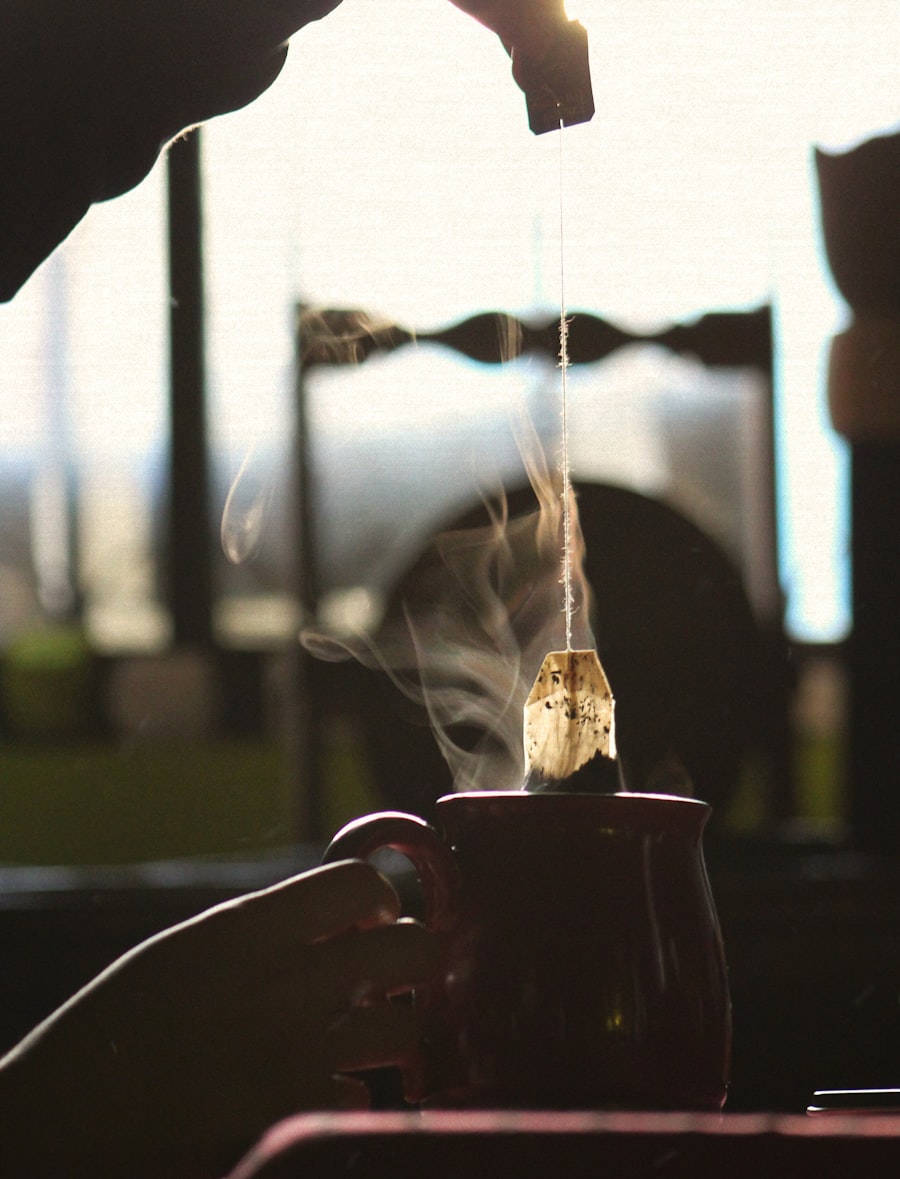 熱水注入陶瓷杯中，示意茶包沖泡過程