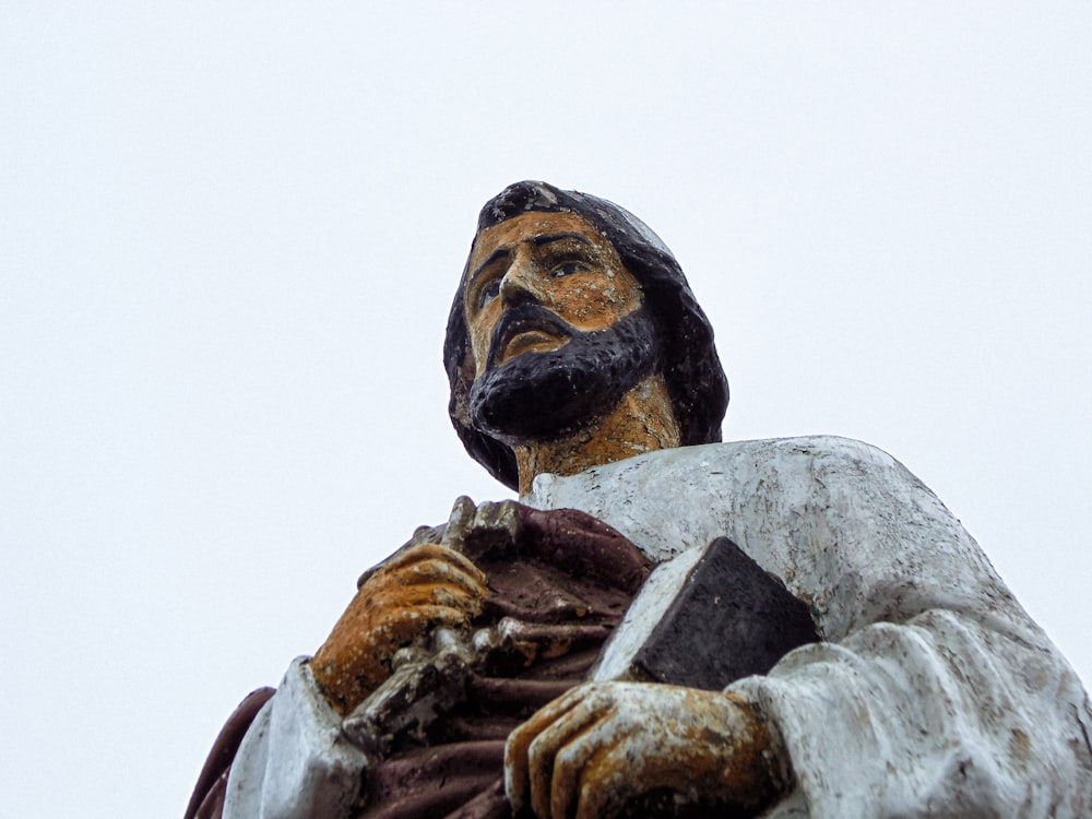 una statua di un uomo che tiene un libro