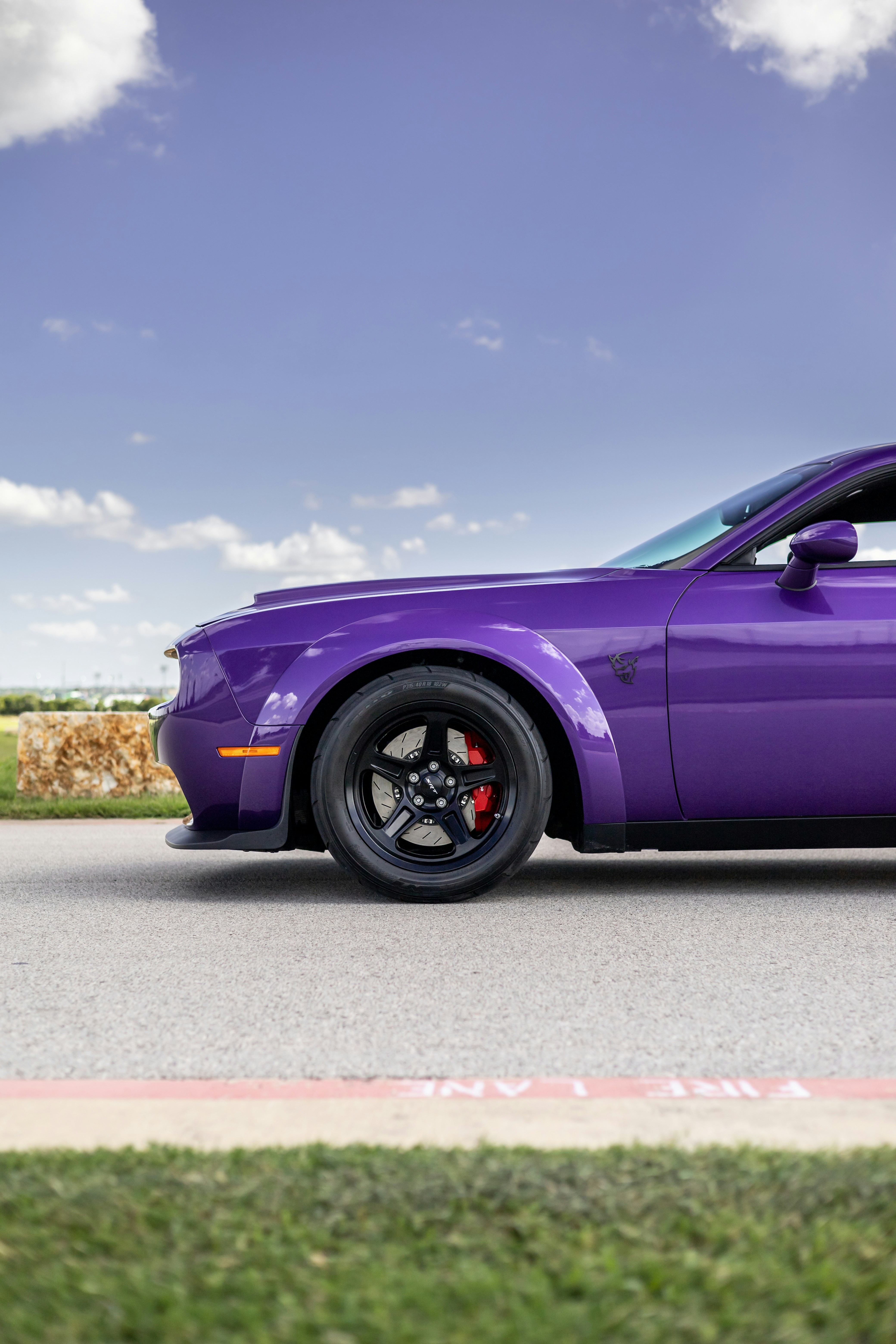 昼間の灰色のアスファルト道路の紫色の車の写真 Unsplashで見つけるタイヤの無料写真