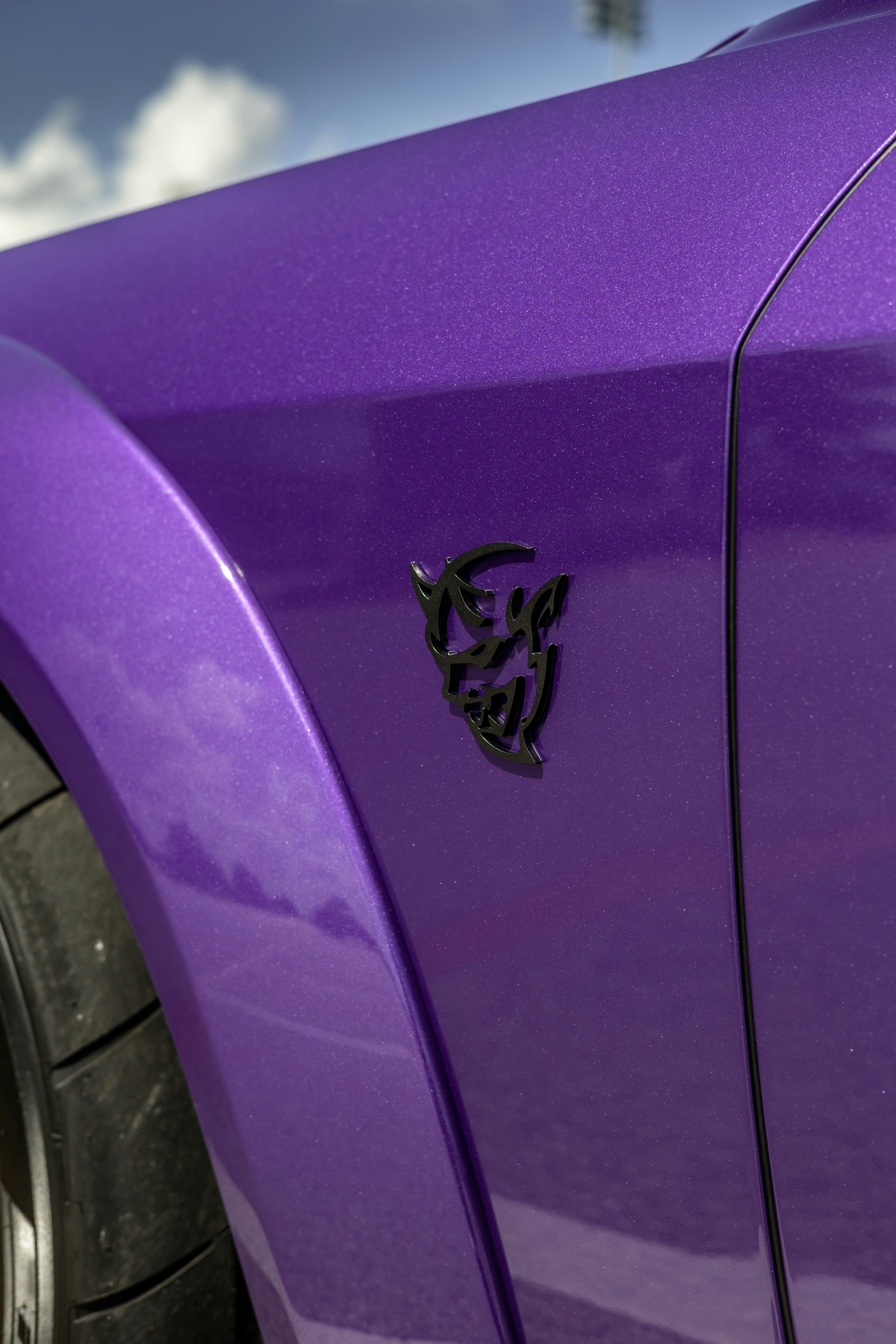 紫色の車に黒と白の蝶の写真 Unsplashで見つける機械の無料写真