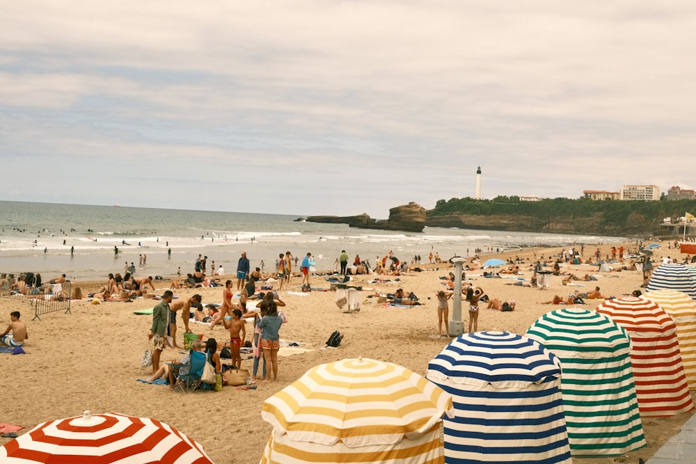 pessoas na praia durante o dia