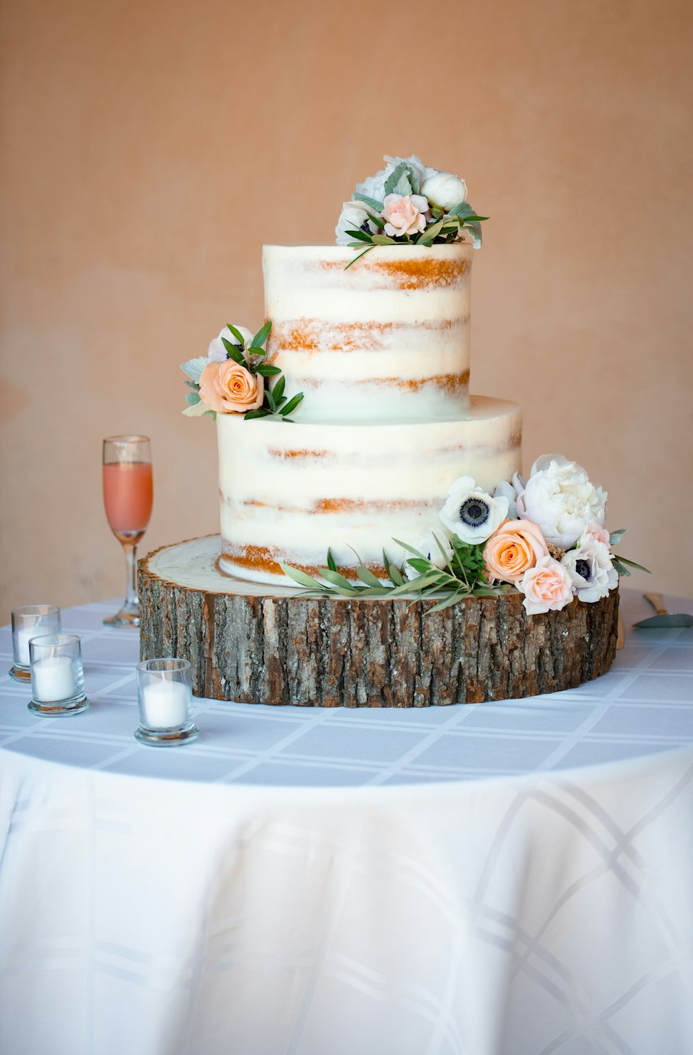 gâteau blanc et brun sur plateau tissé brun