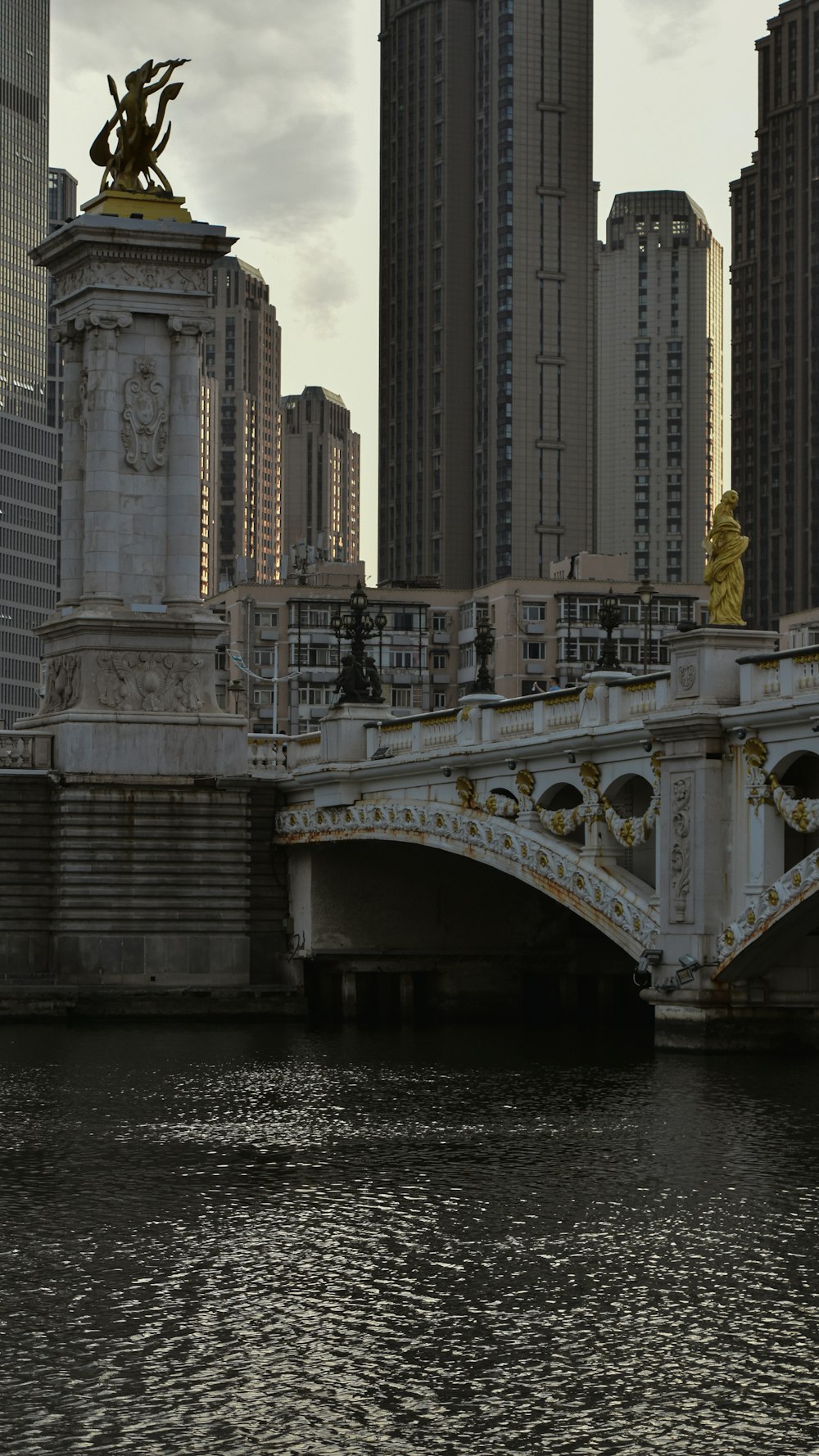 ponte de concreto branco sobre o rio