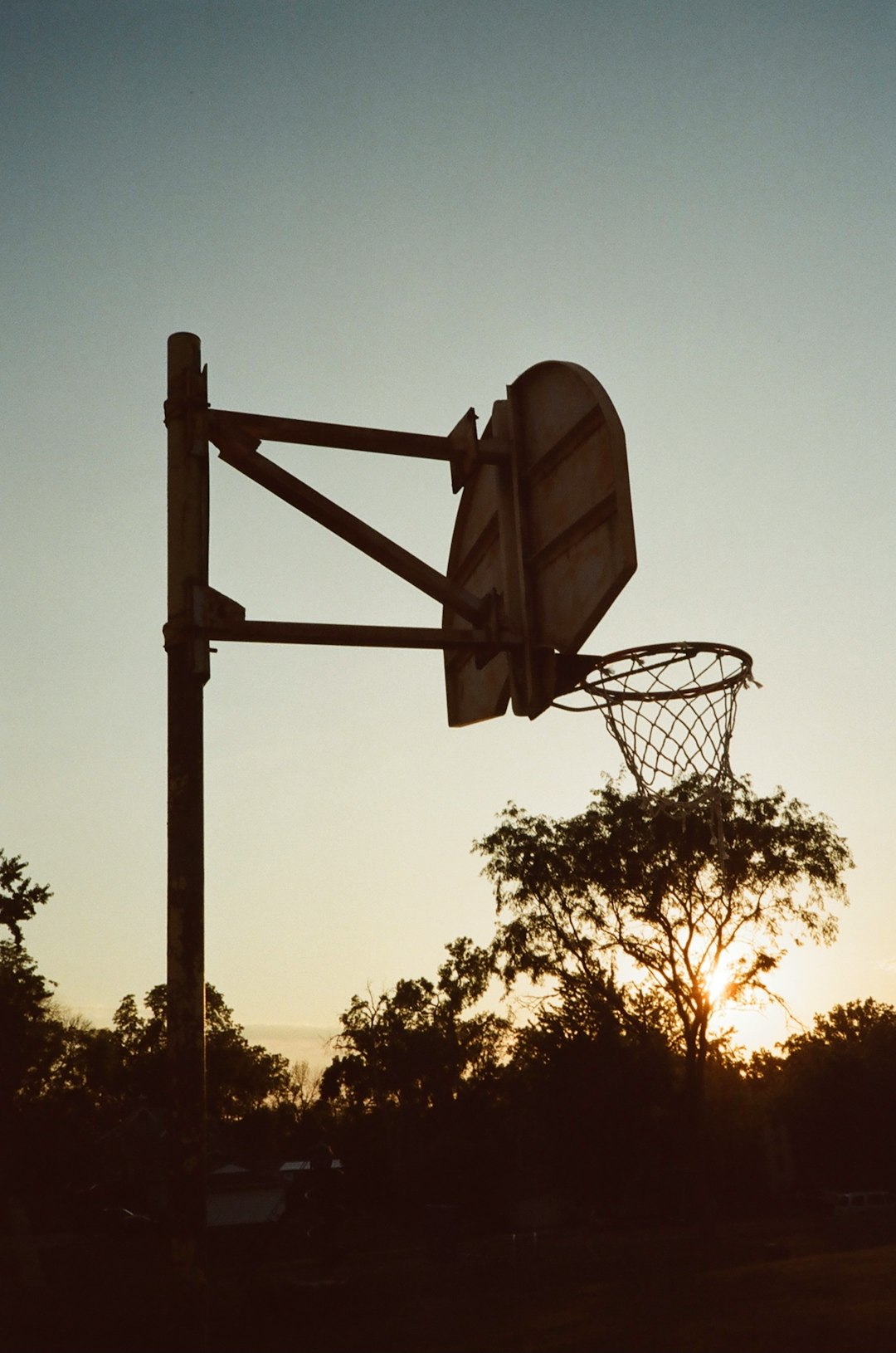 basketball hoop with net during daytime