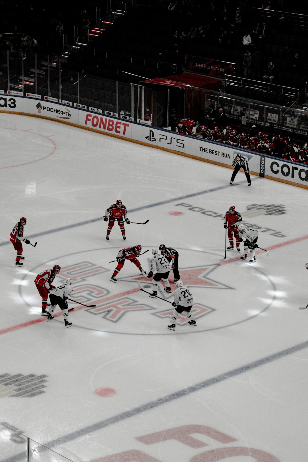 personnes jouant au hockey sur glace sur un stade de glace