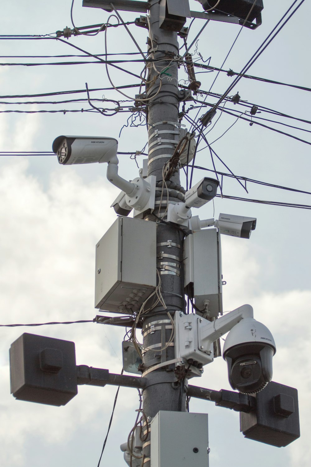 Poste eléctrico de metal blanco y negro