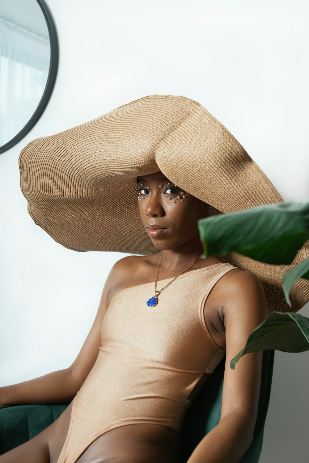femme aux seins nus portant un chapeau de soleil marron