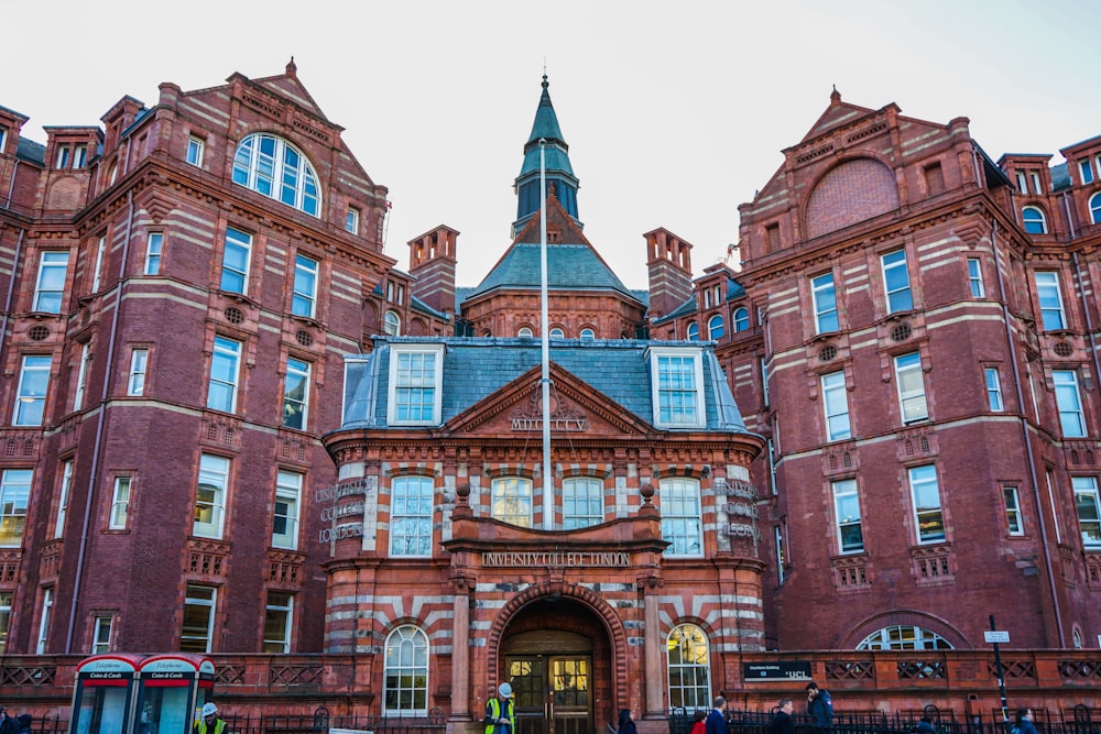 Edificio de hormigón marrón durante el día