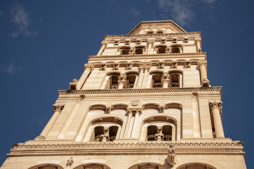 Weißes Betongebäude unter blauem Himmel tagsüber