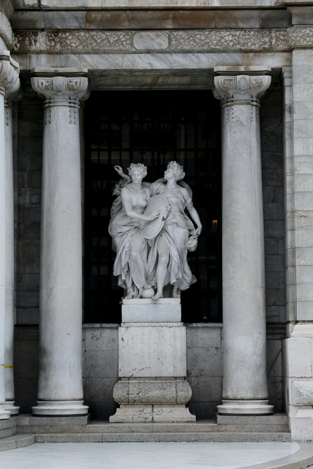 gray concrete statue of man