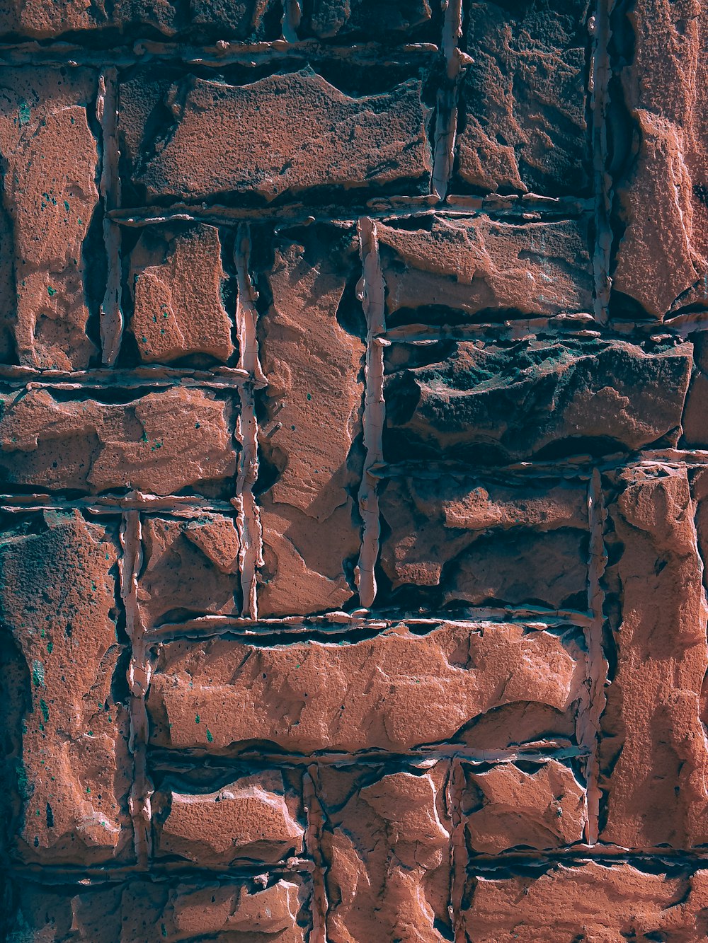 갈색과 회색 벽돌 벽