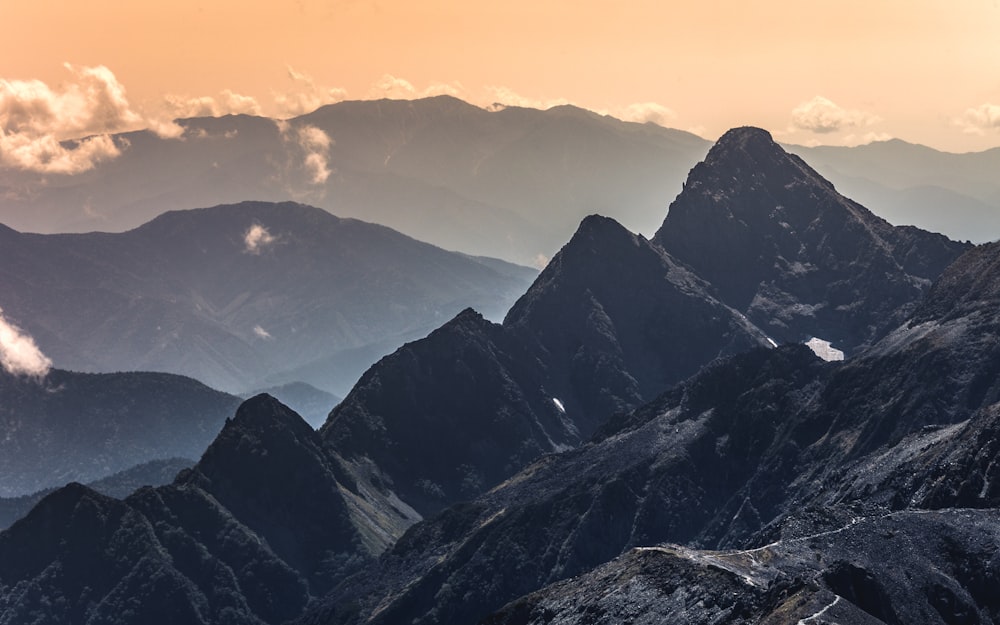 montagne bianche e nere sotto il cielo blu durante il giorno