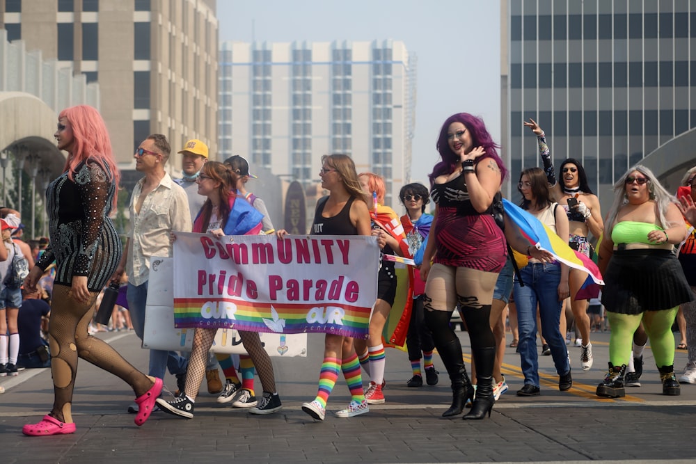 pessoas andando na rua durante o dia