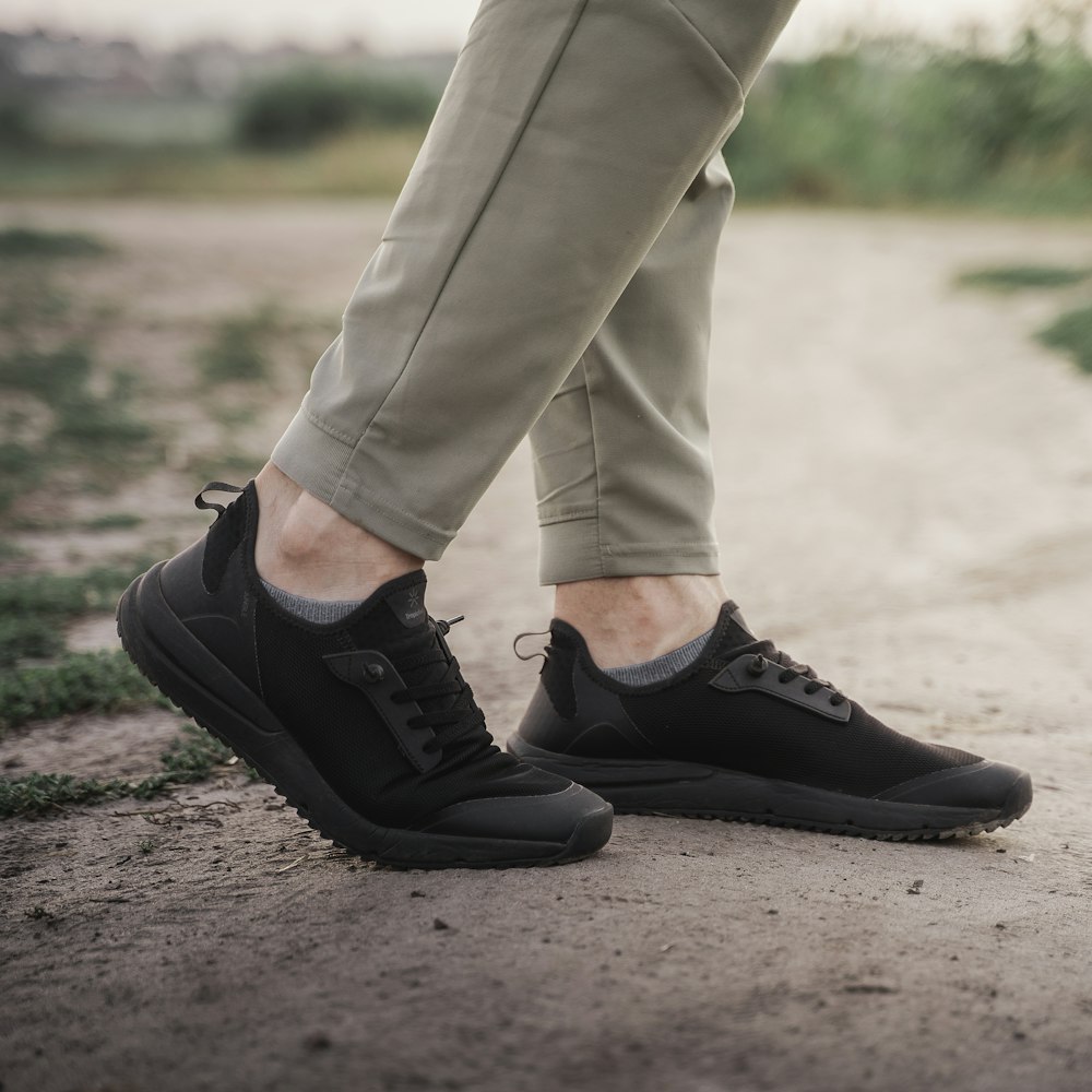 Foto Persona con pantalones marrones y zapatos negros – Imagen Zapatos  gratis en Unsplash