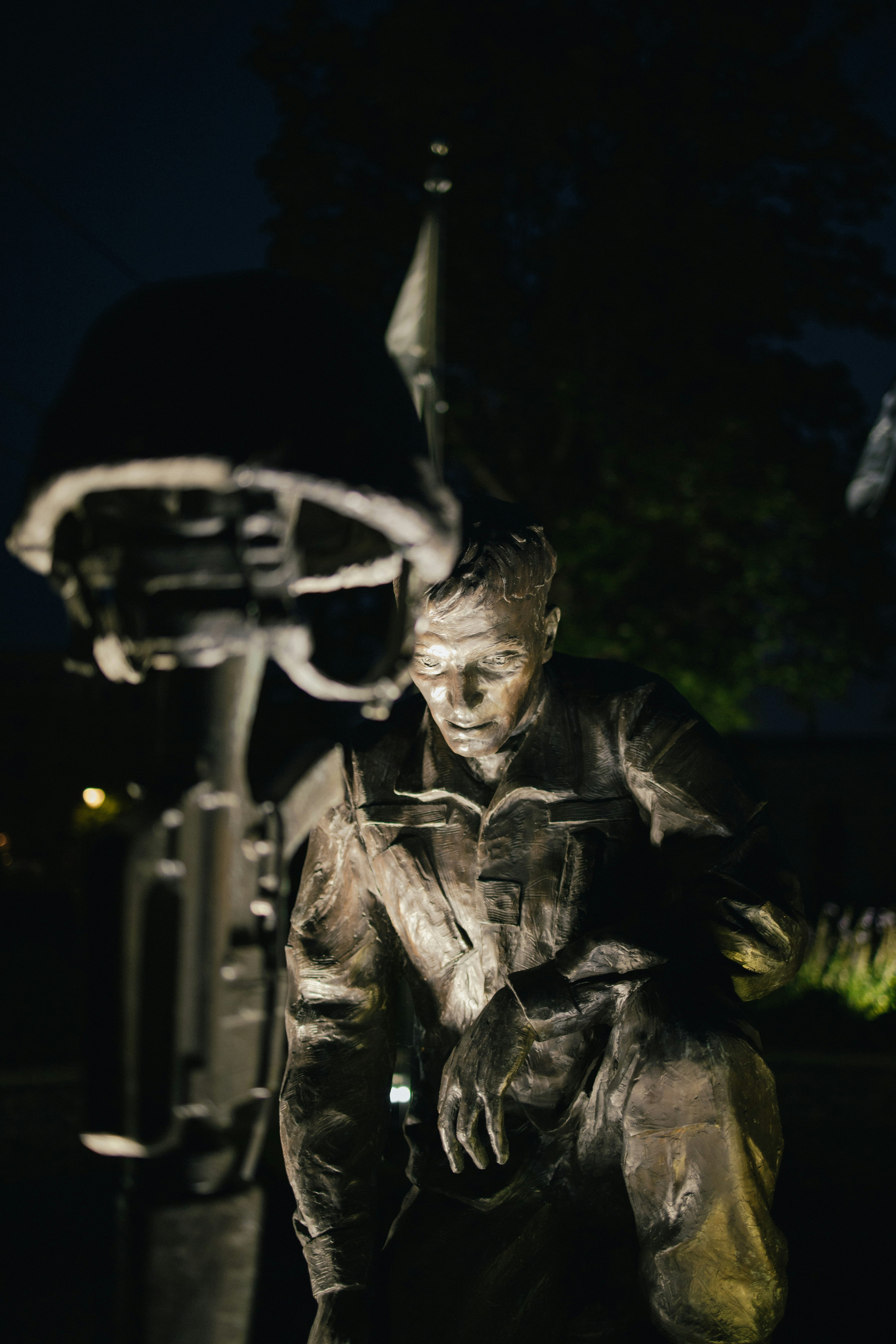 Mann in schwarzer Lederjacke mit schwarzem Helm