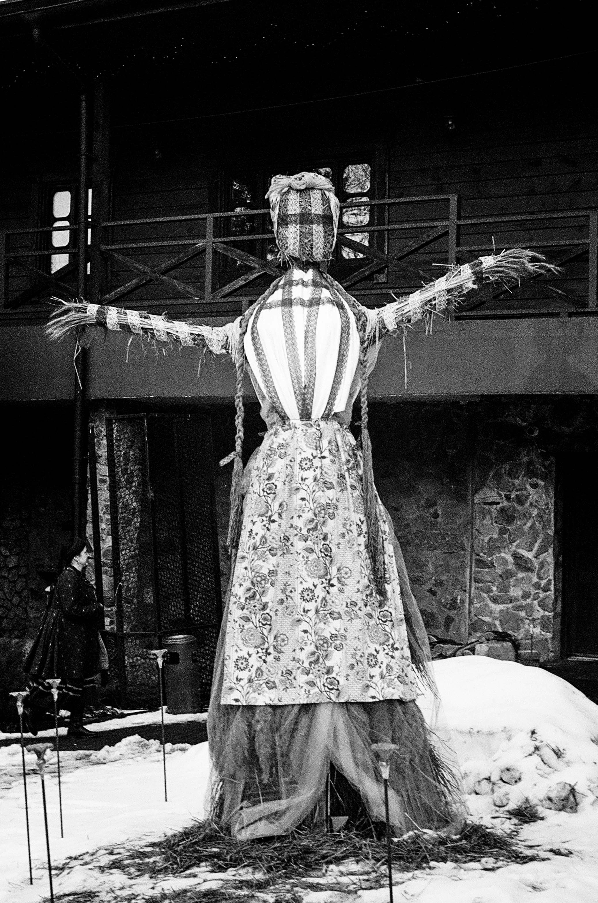 Photo en niveaux de gris d’une femme en robe à fleurs blanche et noire