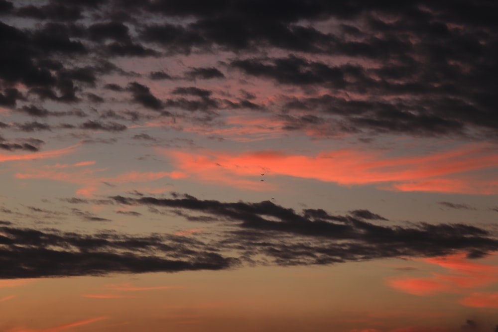 nuages blancs et ciel bleu pendant la journée